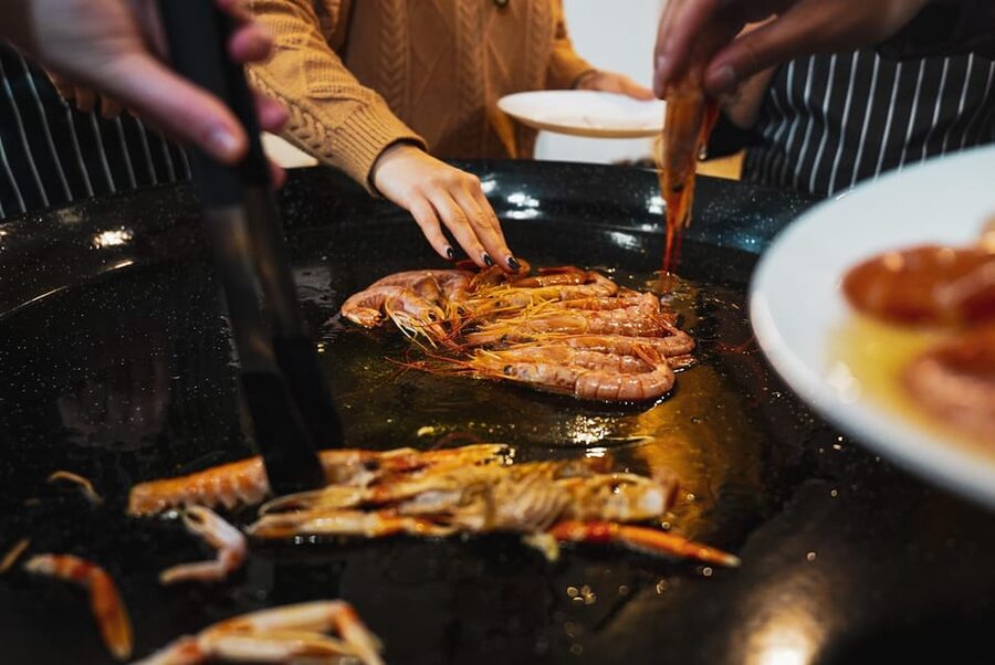Barcelona Paella Class, Boqueria Tour, Mother-Daughter Chefs - FAQ