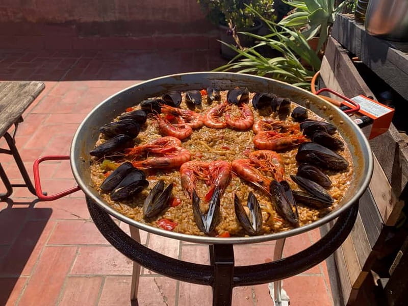 Barcelona: Paella Seafood Master Cooking Class with Sangria - The 2.5-hour rhythm: how the evening flows from arrival to dinner
