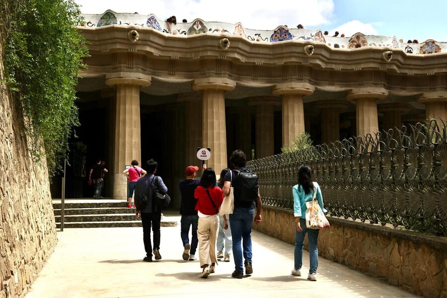Barcelona: Park Güell Guided Tour with Fast-Track Access - What to wear and how to pace yourself