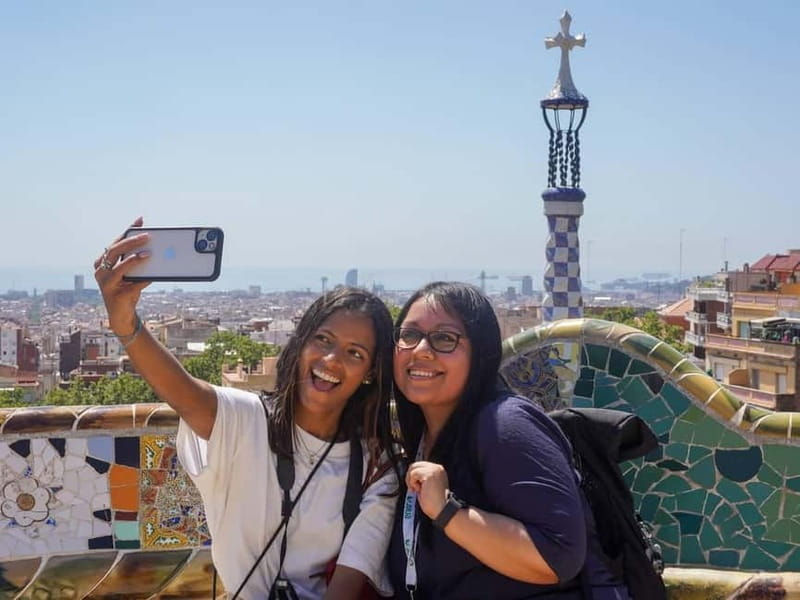 Barcelona: Park Guell Guided Tour with Skip The Line Entry - The Main Architectural Stops: Modernisme Meets Everyday Walking