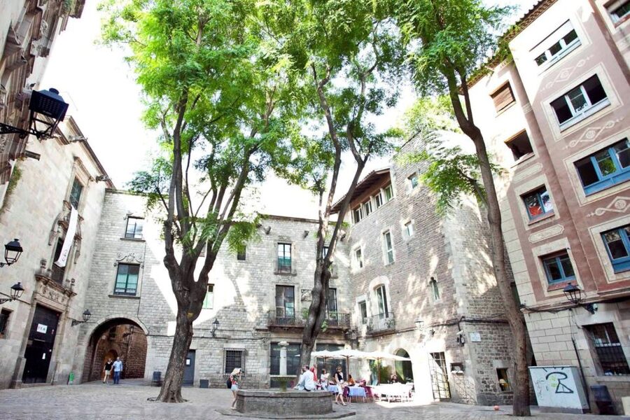 Barcelona & Park Güell: Private Half-Day Tour with Pickup - Scenic passes to the coast: Port Vell and more