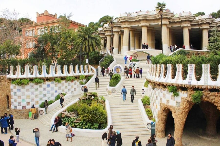 Barcelona & Park Güell: Private Half-Day Tour with Pickup - Montjuïc viewpoint time: the city from above