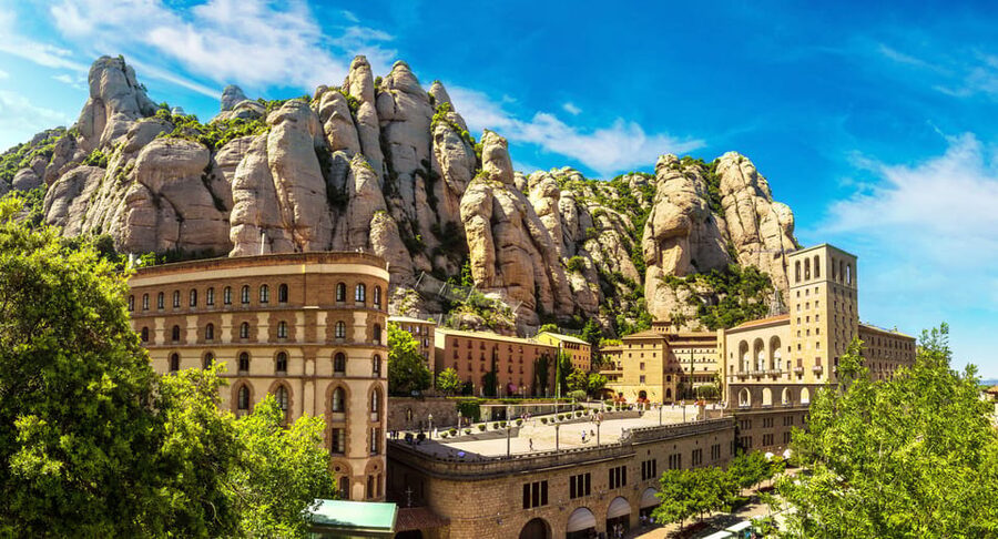 Barcelona:Pass with Casa Battló, Casa Milà, Teleferic & more - Museums, oddities, and the FC Barcelona + aquarium combo
