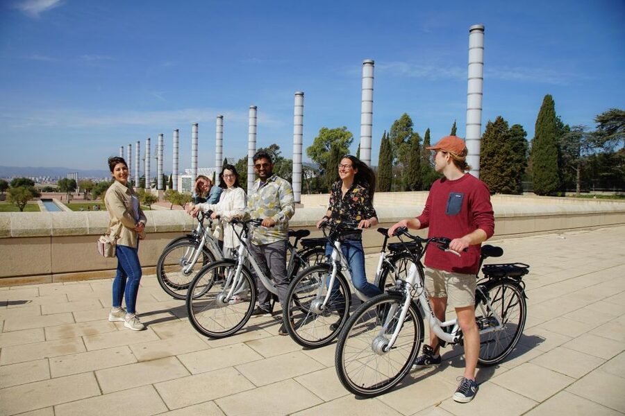 Barcelona Photo Highlights 4h Small Group eBike Tour - Rolling Back Through the Center: Arc de Triomf and Parc de la Ciutadella