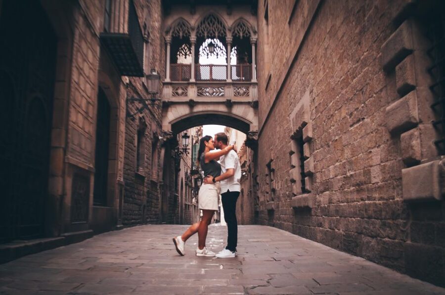 Barcelona: Photo Shoot Tour in El Gothico - How the 30 minutes vs 1 hour packages change your photos
