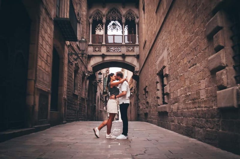 Barcelona: Photo Shoot Tour in El Gothico - Timing, pace, and what you should plan around