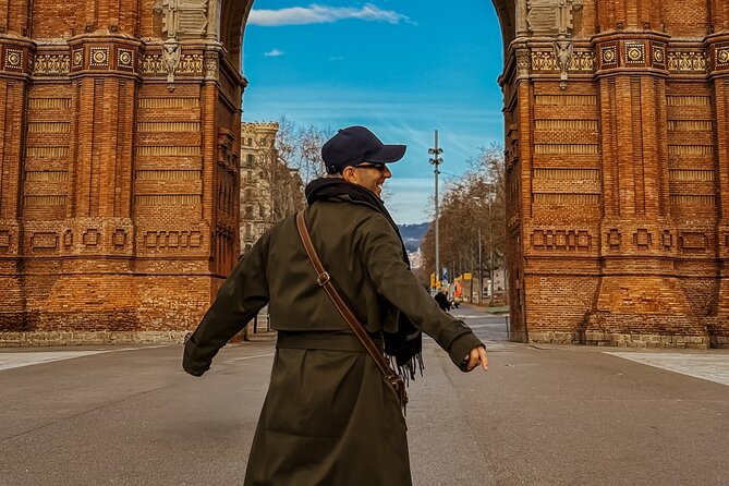 Barcelona Photo Walking Tour Instagrammable Portraits - Plaça Catalunya: a quick, high-contrast break