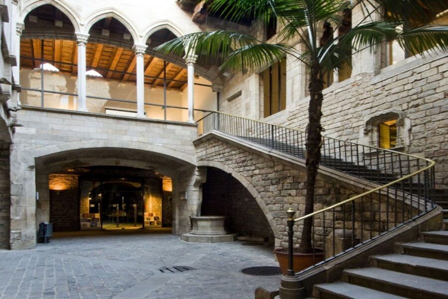 Barcelona: Picasso Museum Tour with Moco Museum Ticket - Inside the Picasso Museum: five palaces across five periods
