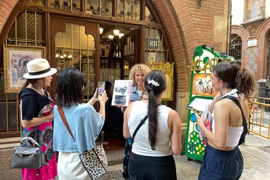 Barcelona: Picasso Walking Tour & Guided Museum Experience - The Picasso Museum experience: five medieval palaces with 4,000+ early works
