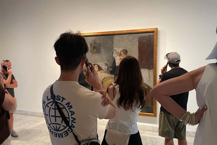 Barcelona: Picasso Walking Tour & Guided Museum Experience - Meeting point nerves: how to find your guide fast at Plaça Catalunya