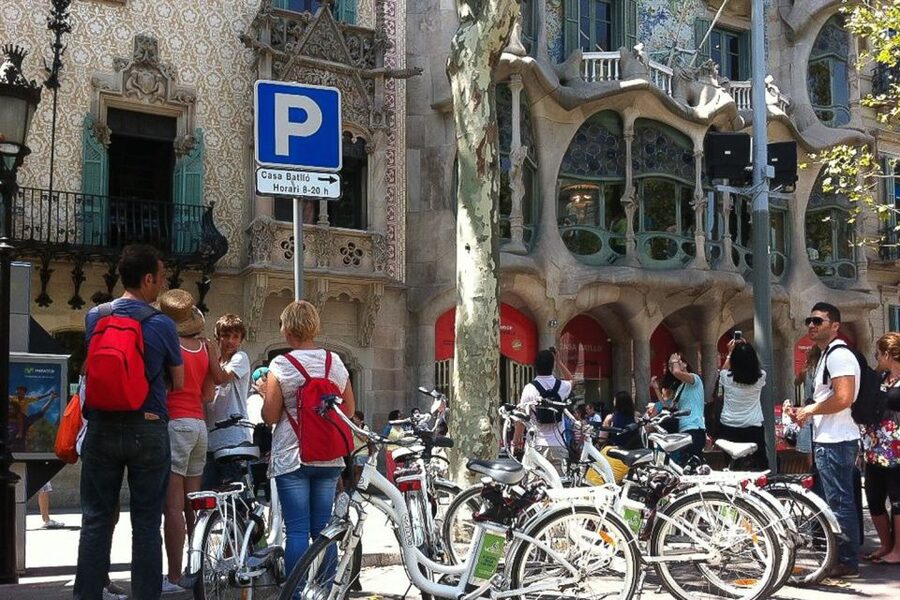Barcelona: Private 5 Neighborhoods Tour by Electric Bike - Eixample on Passeig de Gràcia: Modernisme architecture in a smooth flow