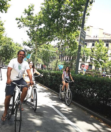 Barcelona Private Bike/eBike Tour & Sagrada Familia Tickets - Stop-by-stop: Modernist façades you can enjoy at bike speed