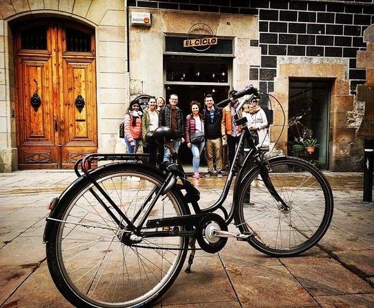Barcelona Private Bike/eBike Tour & Sagrada Familia Tickets - Ciutadella Park and the Arc de Triomf: a breather by design
