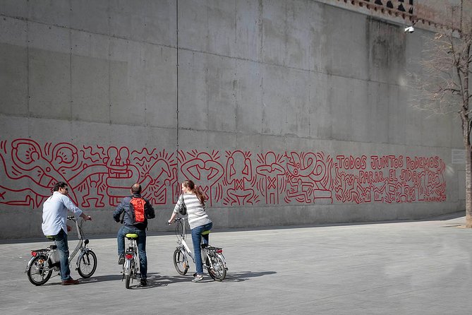 Barcelona Private Bike Tour - Sagrada Família façade stop: a powerful moment with minimal fuss