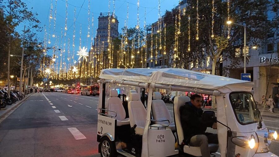 Barcelona: Private Christmas Lights Tour by Eco Tuk Tuk - Key things to know before you go