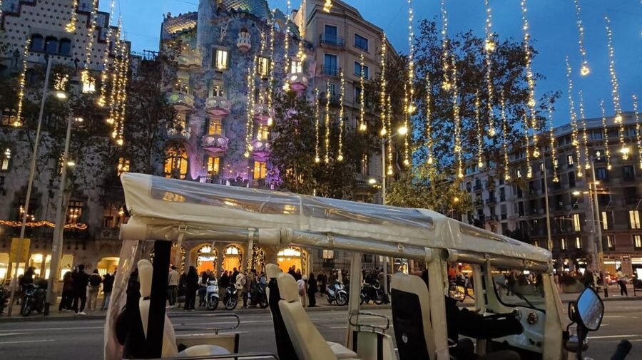Barcelona: Private Christmas Lights Tour by Eco Tuk Tuk - A 100% electric tuk tuk ride through Barcelona’s holiday glow