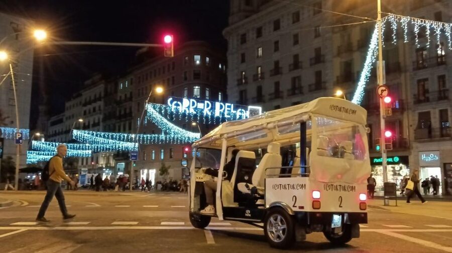 Barcelona: Private Christmas Lights Tour by Eco Tuk Tuk - The one-hour Christmas route: from Passeig de Sant Joan to Arc de Triomf