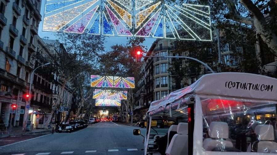 Barcelona: Private Christmas Lights Tour by Eco Tuk Tuk - Casa Milà, Palau Robert, and the holiday rhythm of Eixample