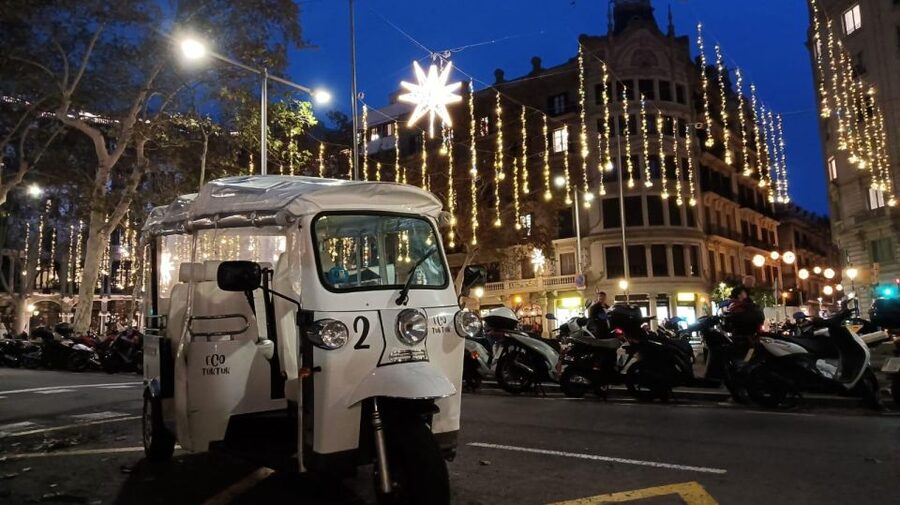 Barcelona: Private Christmas Lights Tour by Eco Tuk Tuk - Plaça de Catalunya, Plaça d’Urquinaona, and closing with citywide sparkle