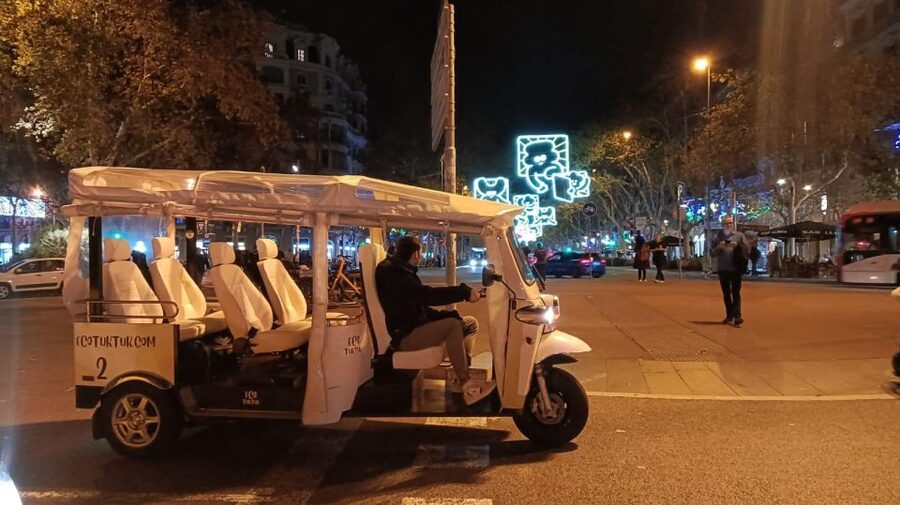 Barcelona: Private Christmas Lights Tour by Eco Tuk Tuk - What the guides actually do with you (and why names matter)