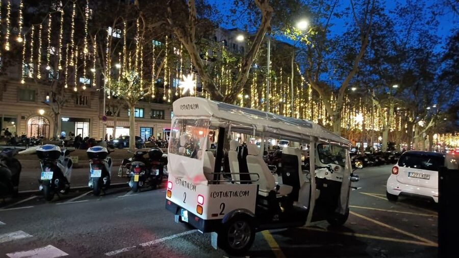 Barcelona: Private Christmas Lights Tour by Eco Tuk Tuk - Comfort and rain protection: blankets, covers, and what to bring