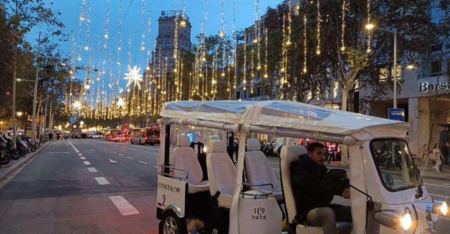 Barcelona: Private Christmas Lights Tour by Eco Tuk Tuk - Where you meet (and why the exact spot matters)