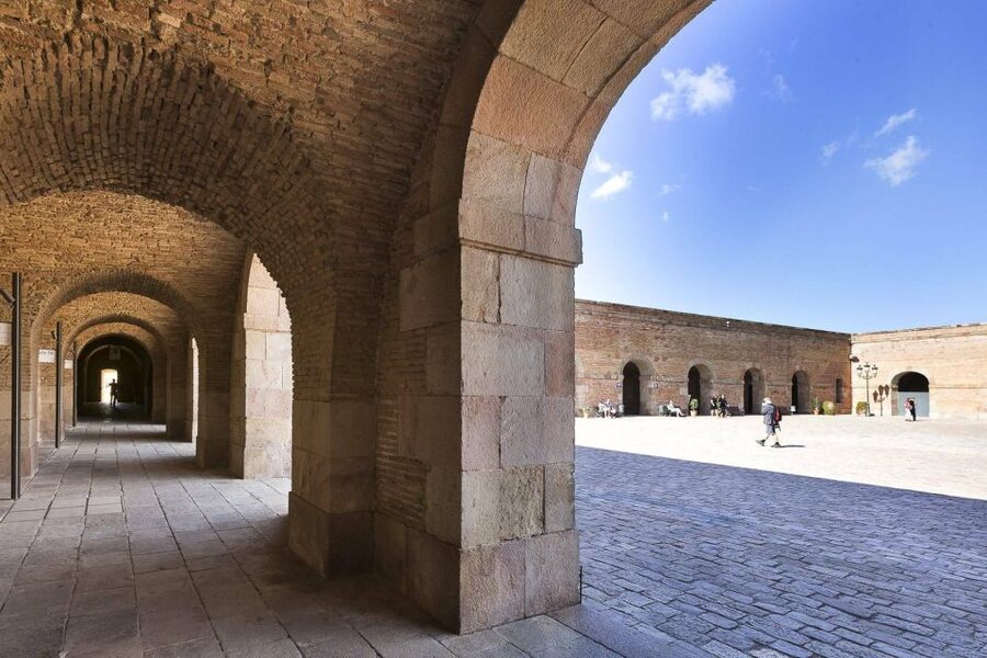 Barcelona: Private City Sights Tour, Including Cable Car - Meeting on Palau Moja and Getting Your Bearings Fast