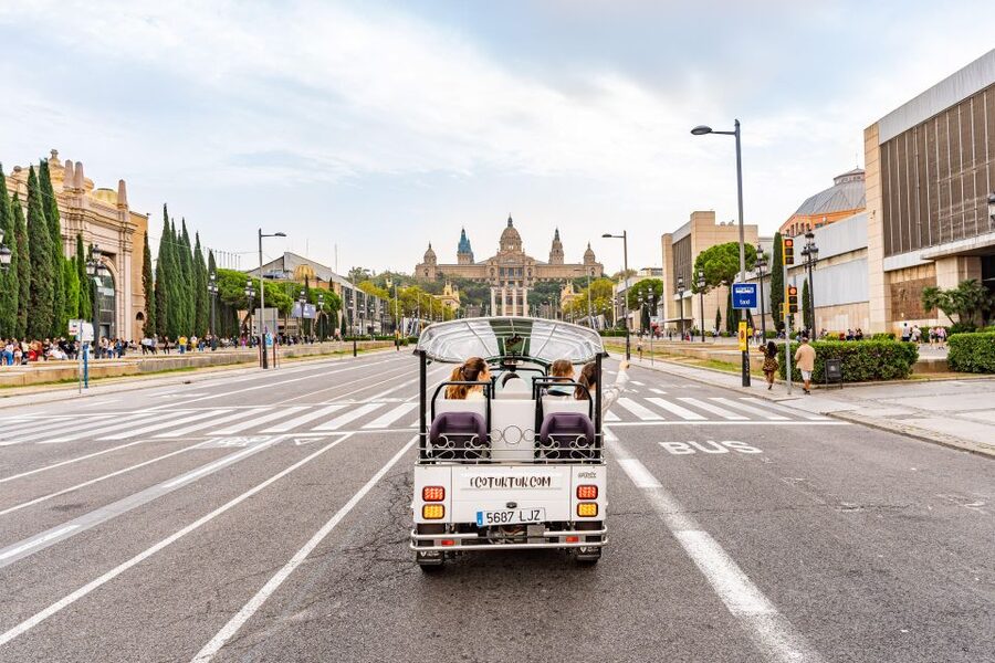 Barcelona: Private City Tour by Eco Tuk Tuk - Sagrada Familia: seeing Gaudí’s exterior with the right kind of timing