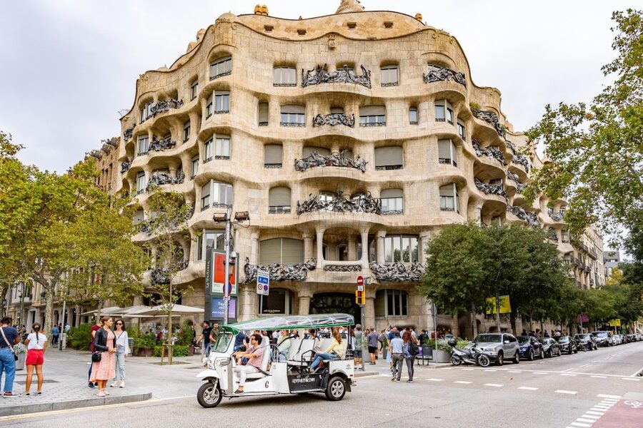 Barcelona: Private City Tour by Eco Tuk Tuk - La Rambla, Port Vell, and Ciutadella Park: big city sights with a plan