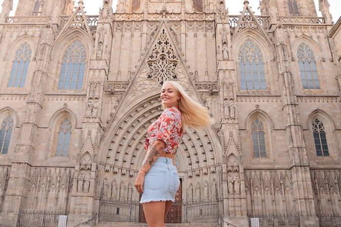 Barcelona Private Photoshoot at Cathedral & Kiss Wall - Stop 2: Kiss Wall time with Fontcuberta’s El Beso de Joan Fontcuberta