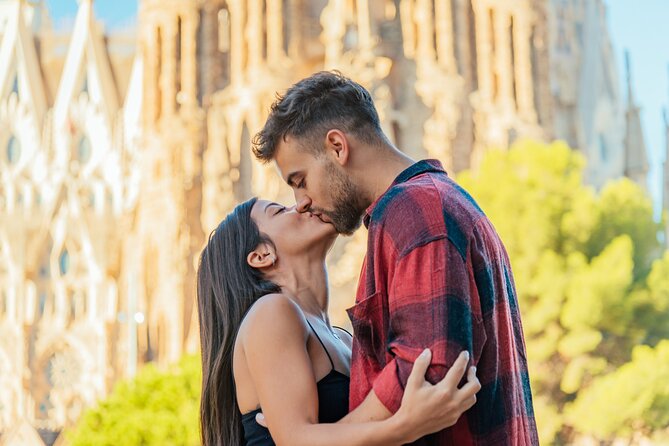 Barcelona : Private Photoshoot Outside Sagrada Familia - Who should book this, and who should think twice