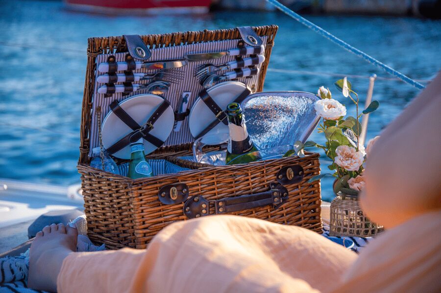 Barcelona: Private Romantic Sailing Tour with Drinks - Barceloneta Beach, Sagrada Família, and Torre Glòries in one long glance