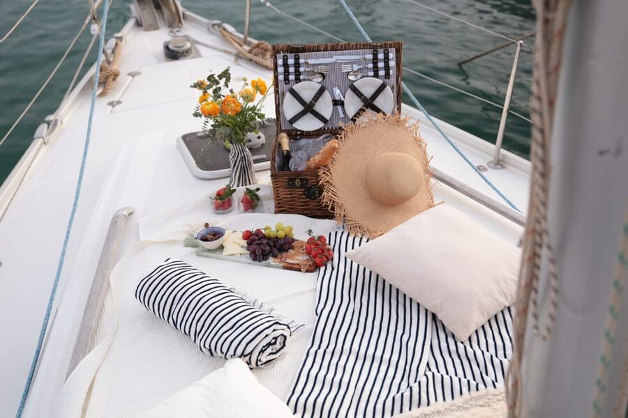Barcelona: Private Romantic Sailing Tour with Drinks - Price and value: what $349 for two hours really includes
