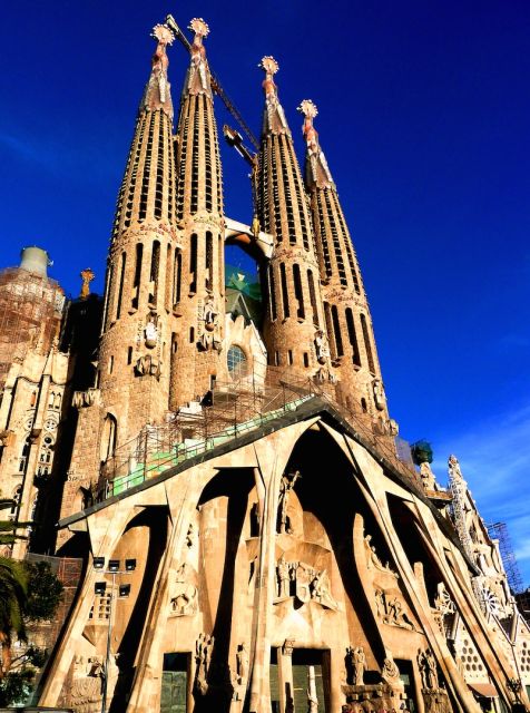 Barcelona: Private Sagrada Familia and Park Guell Tour - The guided walk and Barcelona orientation (when there’s time)