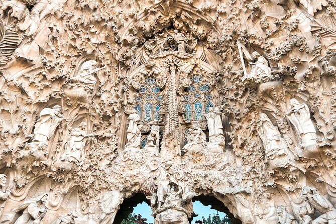 Barcelona: Private Sagrada Familia & Park Guell tour with Pickup - Timing and logistics: pickup, start point, and a 4-hour reality check