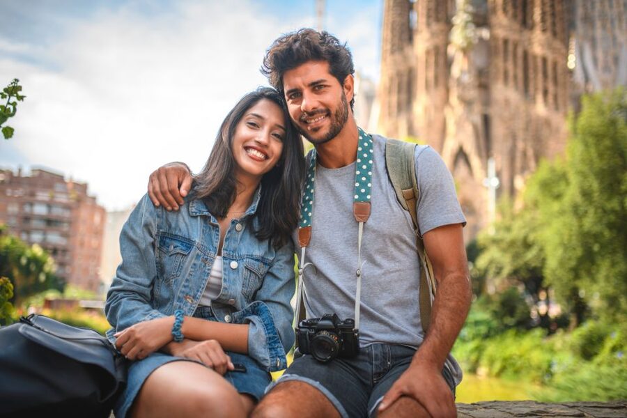 Barcelona: Private Sagrada Familia Photoshoot - The 30-Minute Package: 20 Photos for Couples and Quick Souvenir Wins