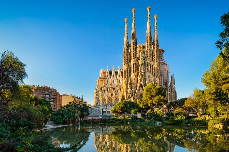 Barcelona Private Tour: Sagrada Familia,Park Güell & Pedrera - Gothic Quarter: Roman streets, medieval corners, and Santa Maria del Mar