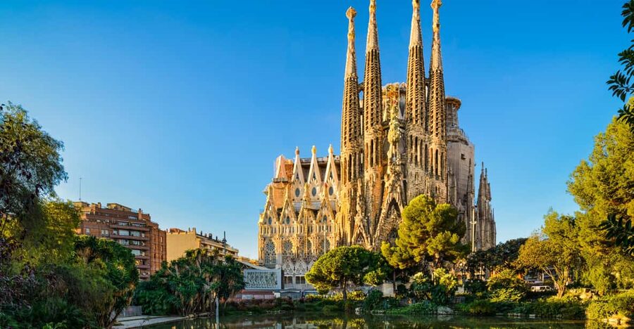 Barcelona Private Tour: Sagrada Familia,Park Güell & Pedrera - Pickup, private transport, and how the day stays manageable
