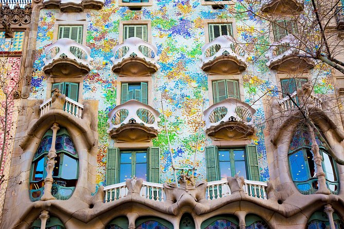 Barcelona Private Walking Tour through the City of Gaudi - Gaudí on foot: a 3-hour private walking tour with real city rhythm
