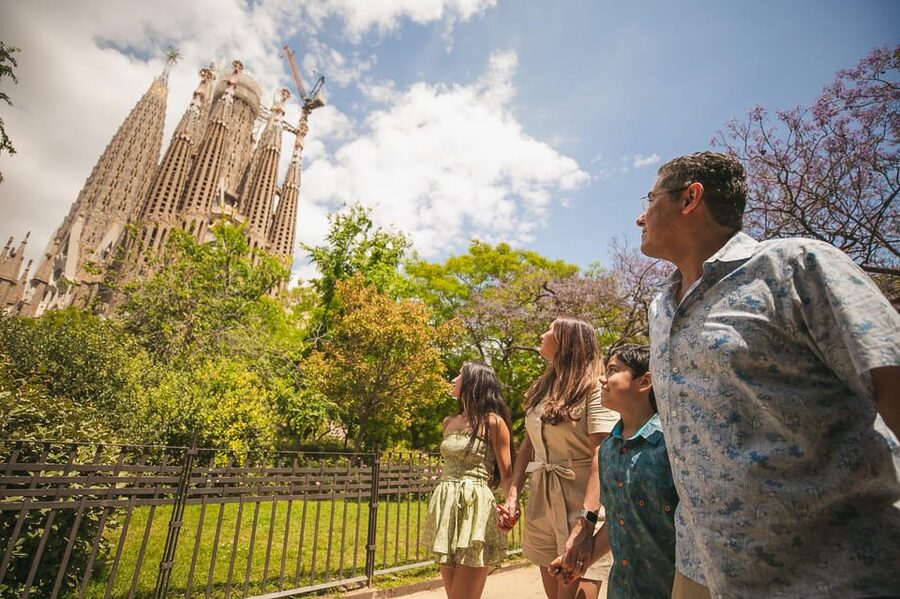 Barcelona: Professional Photoshoot Outside Sagrada Familia - Sagrada Familia Photoshoot, But With Real Photo Direction