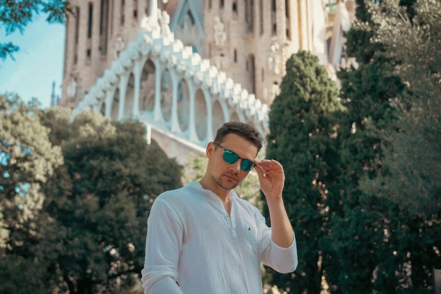 Barcelona: Professional Photoshoot Outside Sagrada Familia - Price and What $65 Actually Buys You