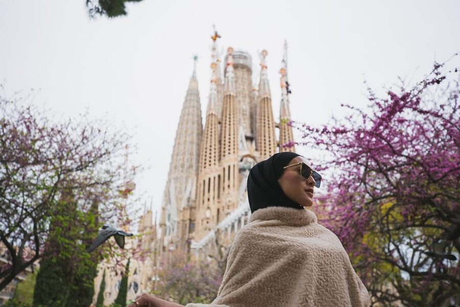 Barcelona: Professional Photoshoot Outside Sagrada Familia - Getting the Best Spots Around the Crowds