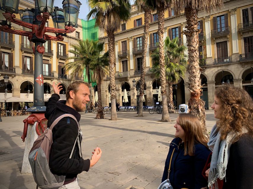 Barcelona: Ramblas, Old Town & Gaudí Houses Walking Tour - A quick café break and a metro hop to reset before Gaudí