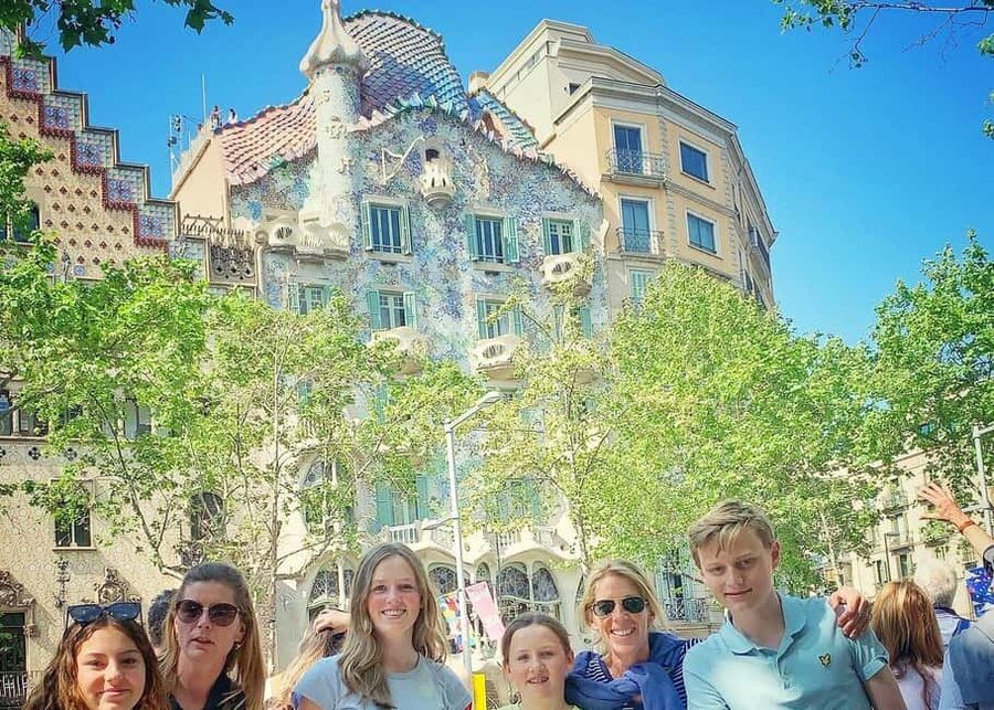 Barcelona: Ramblas, Old Town & Gaudí Houses Walking Tour - Meeting point at Plaça de Catalunya: start easy and look for the white umbrella