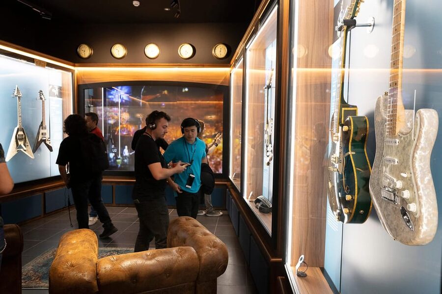 Barcelona: Rock Museum- Guitar Legends Hall - The walk-through show: from a blues bar glow to festival noise