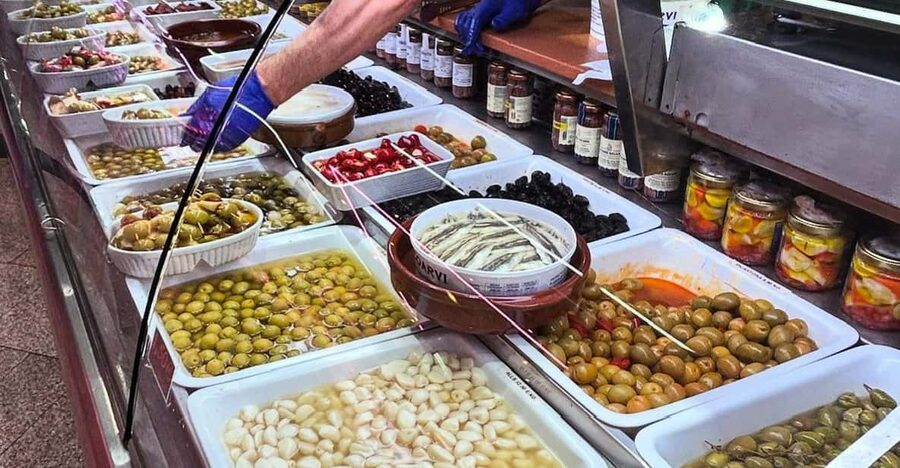Barcelona´s Lunch or Dinner Tapas Tour: Food and Happiness - Tasting Barcelona Through Barrio Gòtic Side Streets