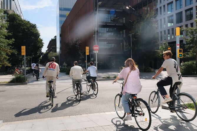 Barcelona’s Most Fun E-Bike Tour: Gaudí & City Stories - Stop 1: La Barceloneta and the beach-promenade rhythm