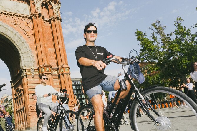 Barcelona’s Most Fun E-Bike Tour: Gaudí & City Stories - Stop 3: Arco di Trionfo and the 1888 Universal Exposition