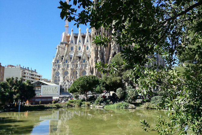 Barcelona’s Soul: Sagrada Familia Tour - Meeting Point at Av. de Gaudí: Easy to Find, Easy to Miss