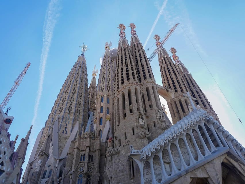 Barcelona: Sagrada Familia and Park Güell Tour - Transfers and how the day flows between monuments